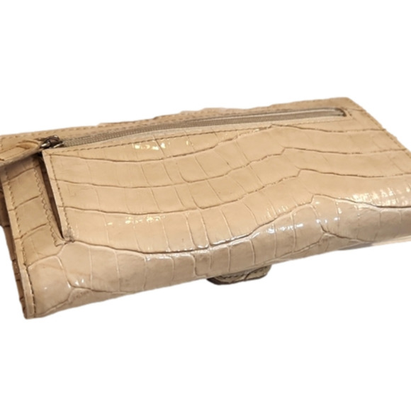 WOMENS Guess cream patent reptile skin wallet. - Picture 5 of 15